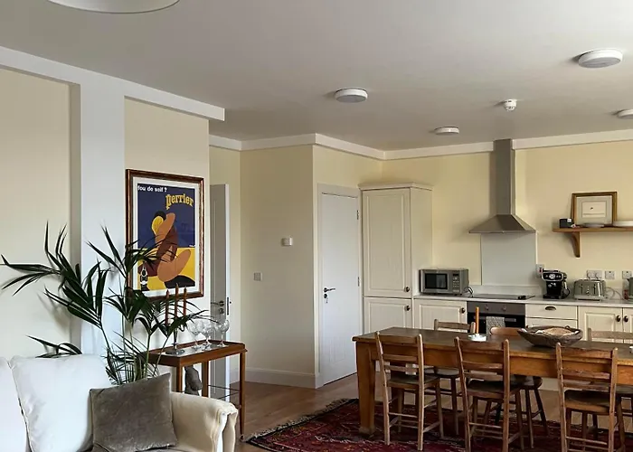 Riverfront At The Blue Goat Apartmán